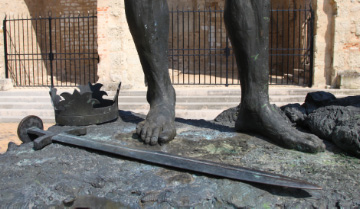 Clovis avec son épée et sa couronne à ses pieds