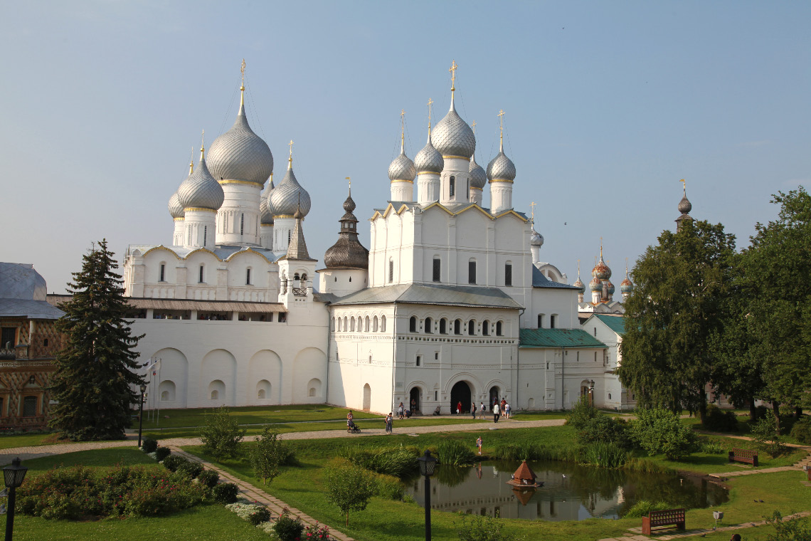 inside the Kremlin of Rostov Veliky – Ростовский кремль the Dormition (or Assumption) Cathedral – Успенский собор and the Надвратная Церковь Воскресения – Gateway Church of the Resurrection Church (1670)