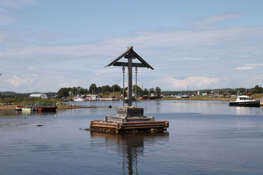 Cross on harbor leading out to Белое Море – White Sea